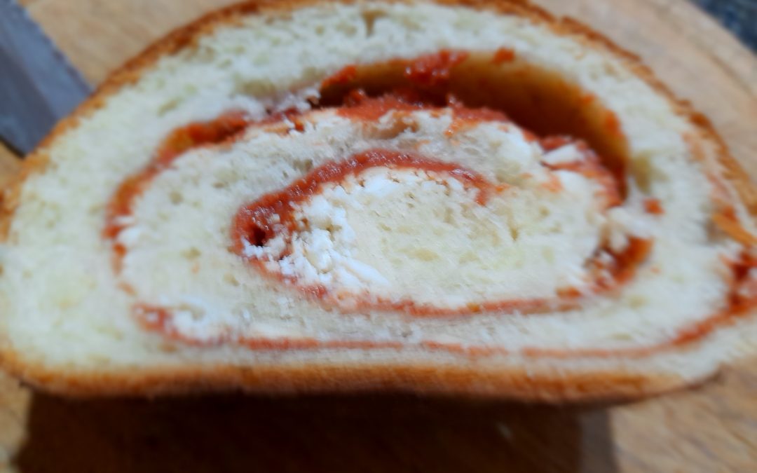 Pan dulce relleno de mermelada de guayaba.